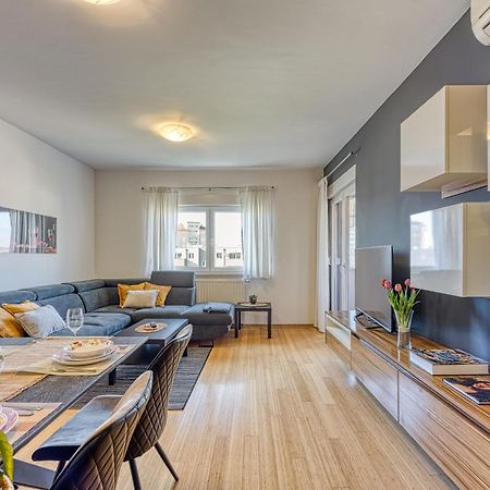 Apartment Dea - Three Bedroom Apartment Pula Bagian luar foto